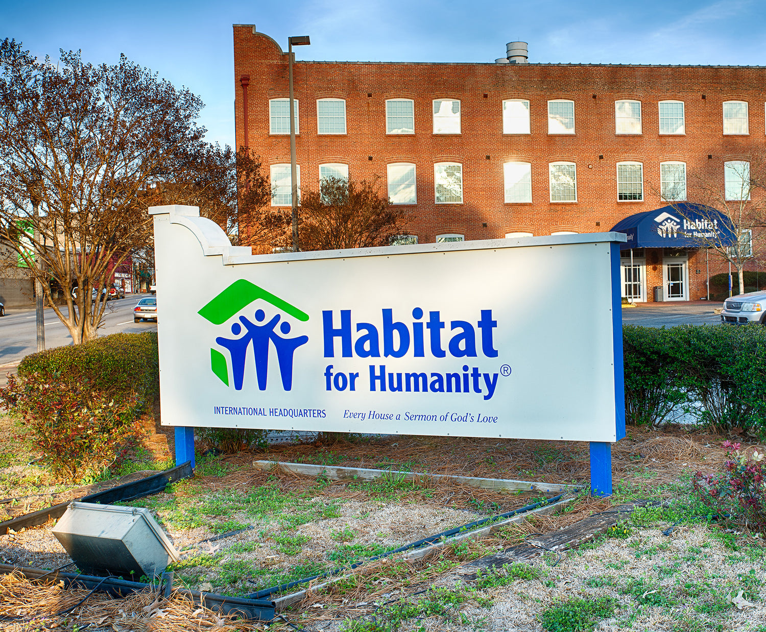 Red Oxx Gator Gains Ground at Habitat for Humanity
