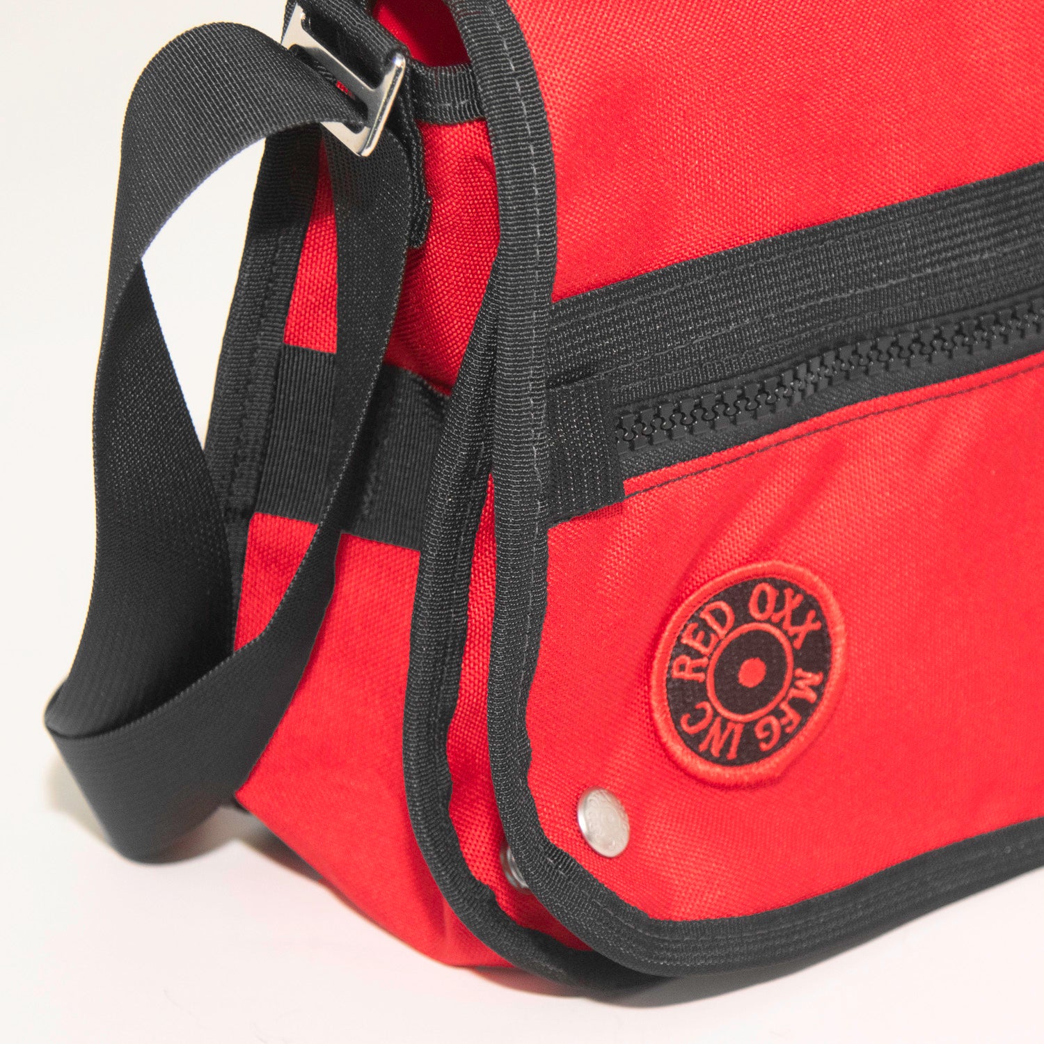 the corners of the bag secure with snaps