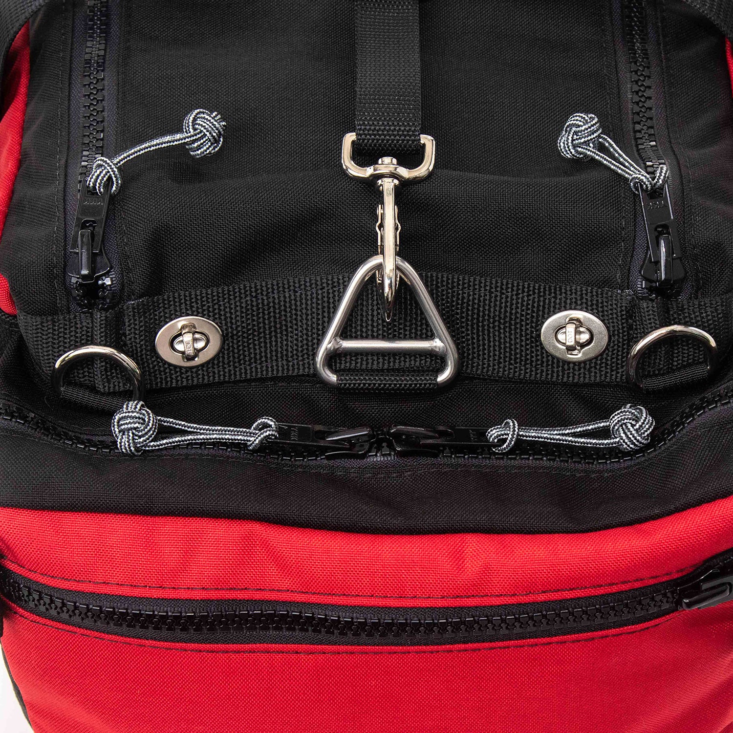 V ring and 360 degree swivel clip hardware with turn lock closures main compartment.