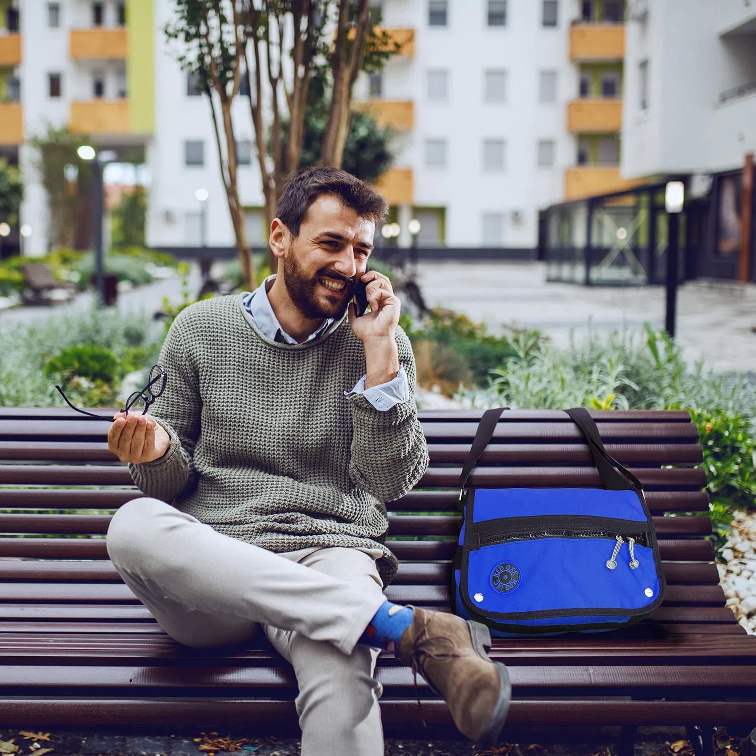 Mini messenger in Mariner blue, sitting on a park bench.