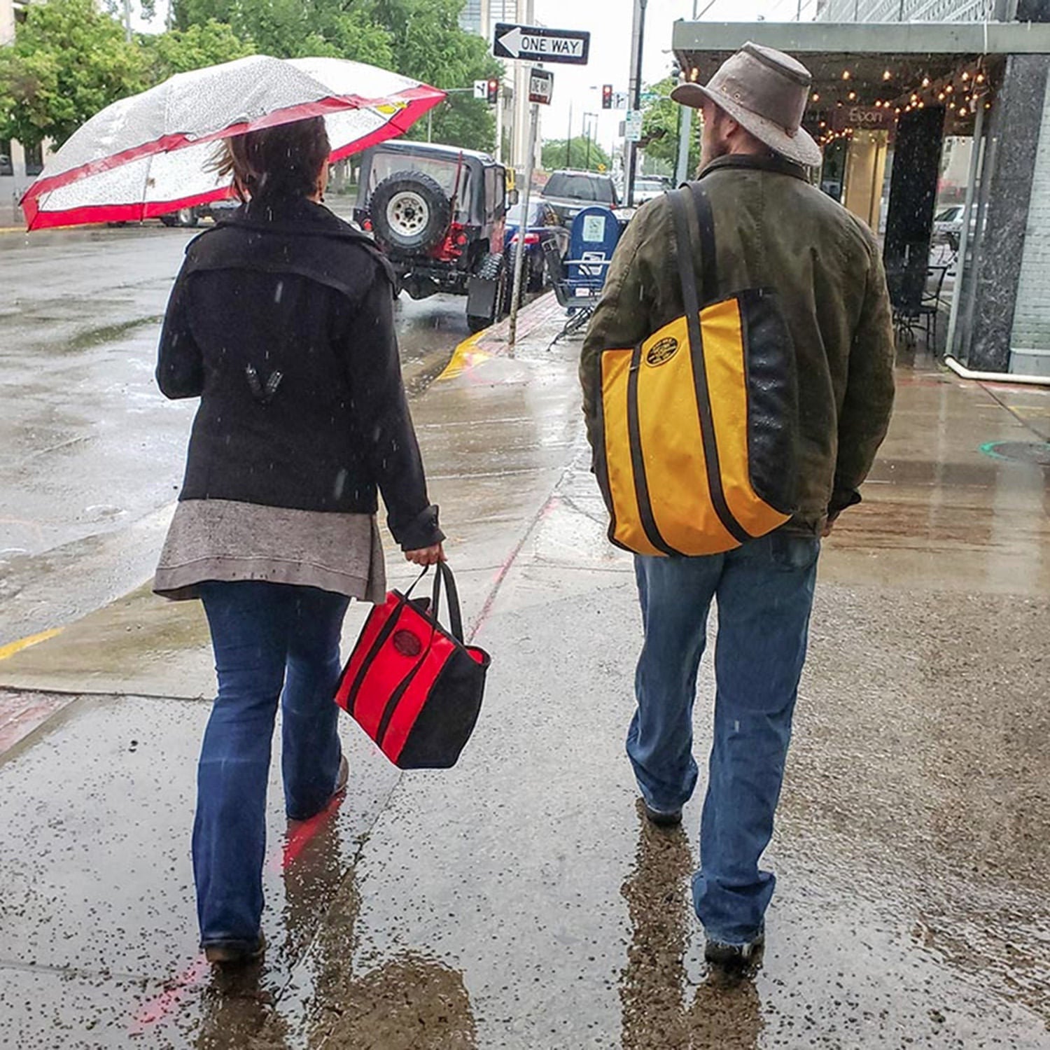 Mezzo tote in Red with Market Tote in Saffron on the street.