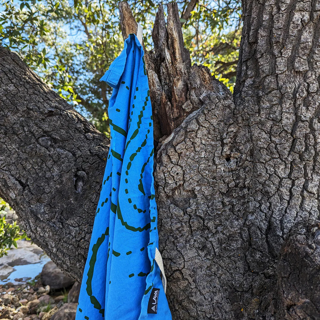 Quick dry travel towel - Use the handy loop to air dry your towels. 